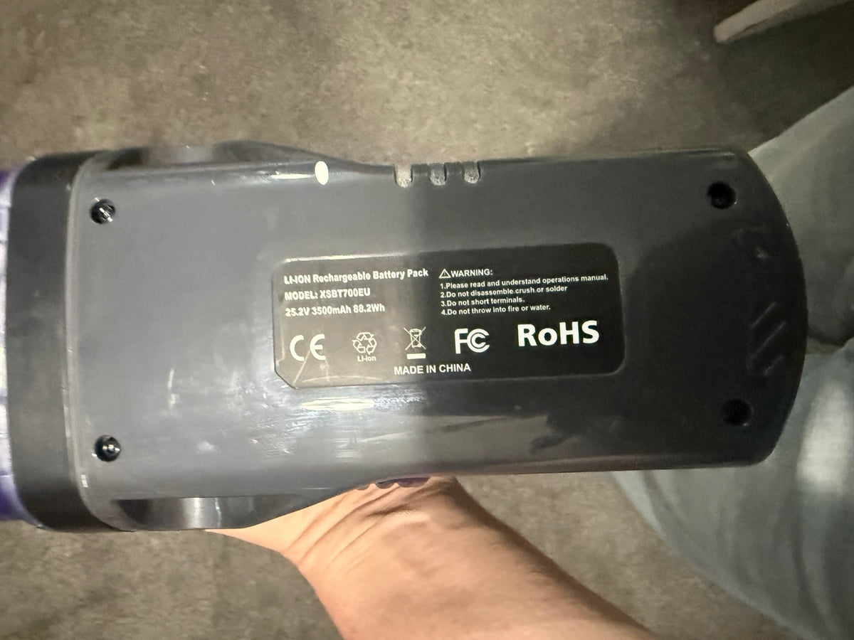 Fitted battery label showing XSBT700EU, 25.2V, 3500mAh and 88.2Wh, with visible cosmetic marks